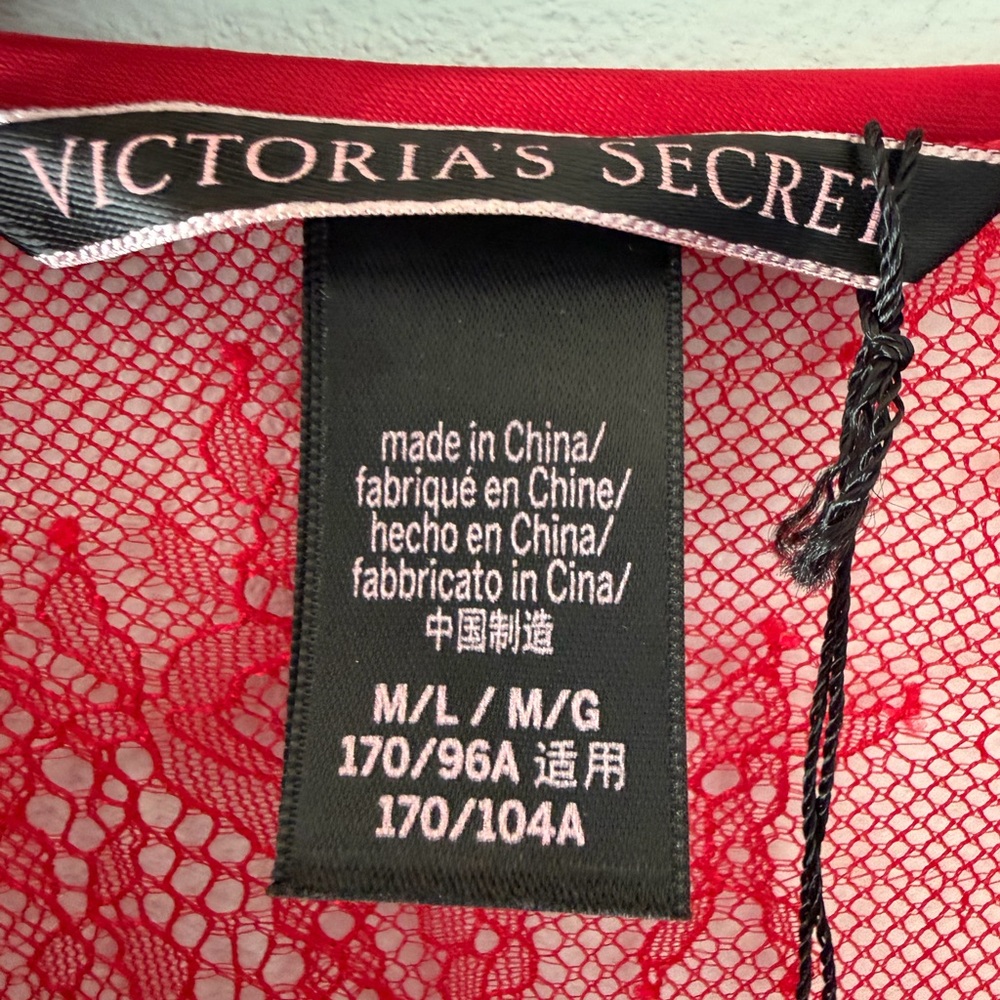 Victoria's Secret Red Satin Robe and Lingerie Set BNWT size M/L 34C - Picture 2 of 8